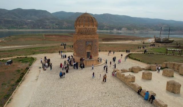 Hasankeyf'te 552 yıllık Zeynel Bey Türbesi, turistlerin uğrak noktalarından biri oldu
