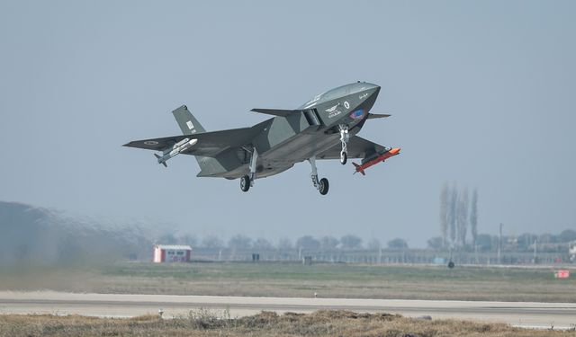 Bayraktar KIZILELMA 'hava-hava' füzesiyle hedefi vurdu