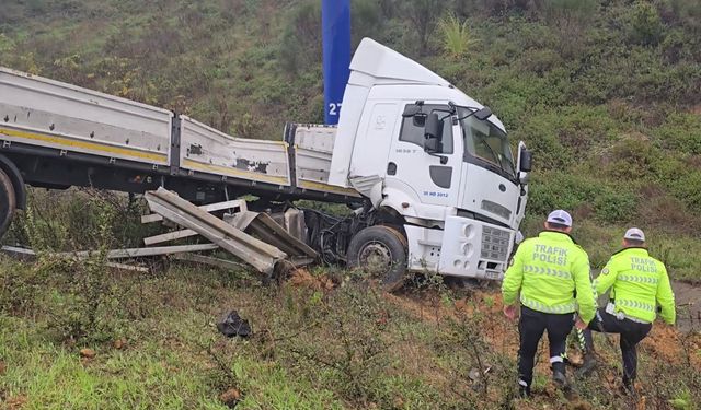 Beykoz'da TIR şarampole savruldu: Sürücü yaralandı