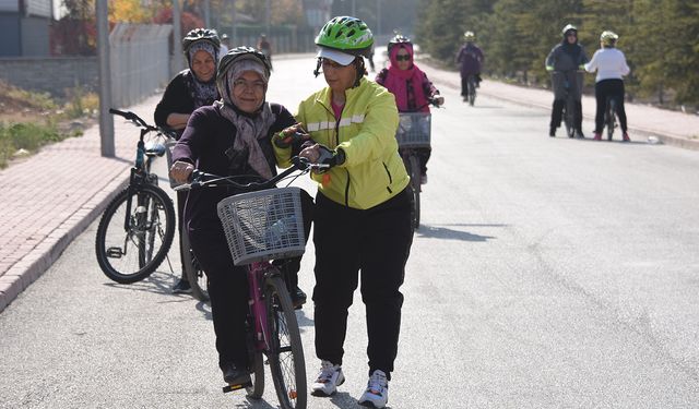 Konyalı kadınlar, bisiklet kullanmayı öğreniyor