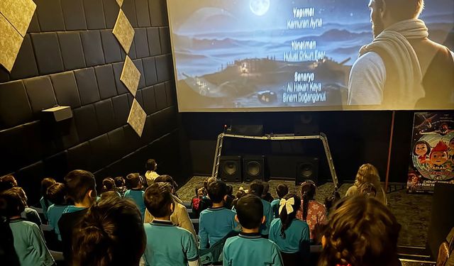 'Mustafa Kemal' filmi İstiklal Marşı sahnesiyle duygulandırıyor