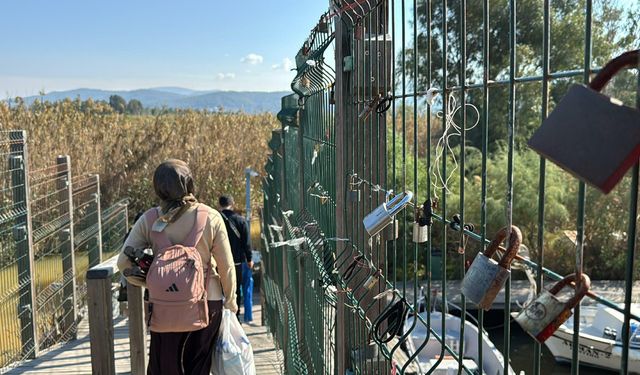 NASA'nın paylaştığı azmakta köprü çitleri, dilek eşyalarıyla doldu