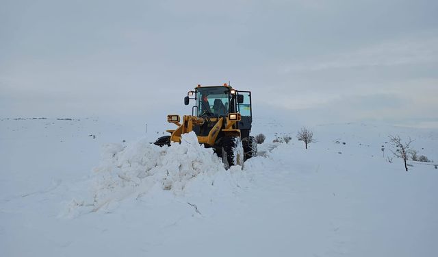 Sivas'ta 46 yerleşim yerinin yolu, kardan kapalı