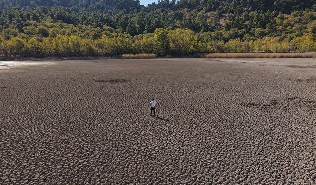 Suyu 300 metre çekilen Kovada Gölü'nün 'milli park' özelliği tehlikede