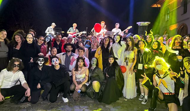 Üniversite öğrencilerden tematik makyaj ve kıyafetlerle ‘korku gecesi’