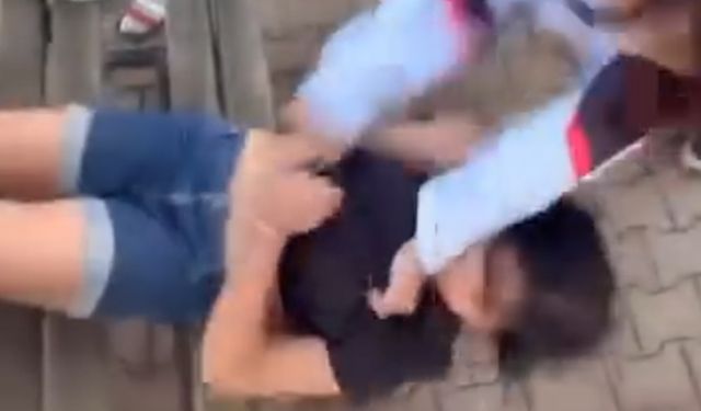 Akranları, kız öğrenciyi tekme- yumruk dövüp saçından sürükledi