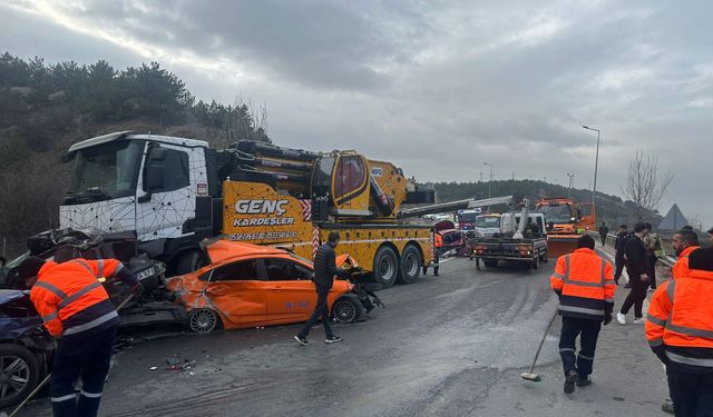 Ankara'da vinç, 13 araca çarptı; 5 yaralı