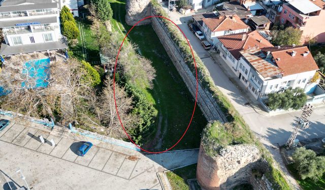 İznik’te tarihi surlar içinde kalan arsasını Papa’nın ziyaretinden bir gün sonra satışa çıkardı