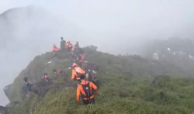 Endonezya’da kayıp uçağın enkazı dağlık bölgede bulundu