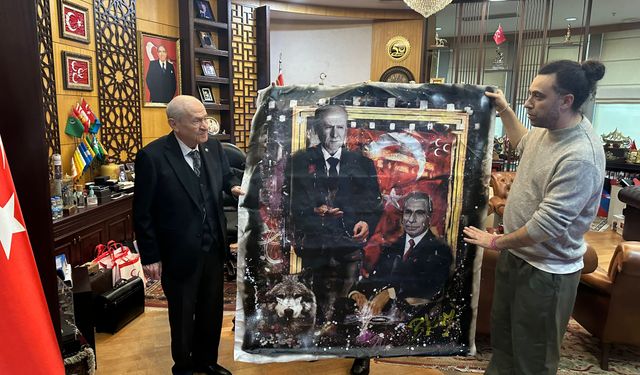 Bahçeli'ye, sprey boya ile yapılan tabloları hediye edildi
