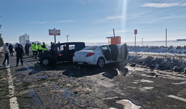 Buzlanan yolda otomobil ile hafif ticari araç çarpıştı; 12 yaralı