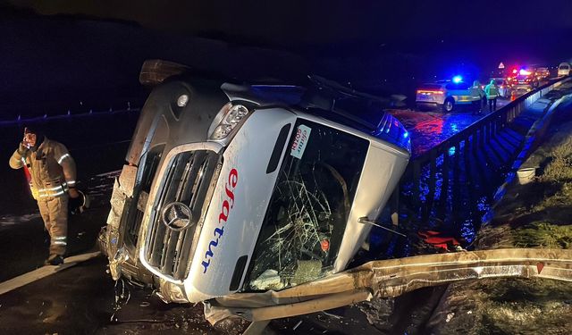 Kuzey Marmara Otoyolu’nda servis minibüsü devrildi: 11 yaralı