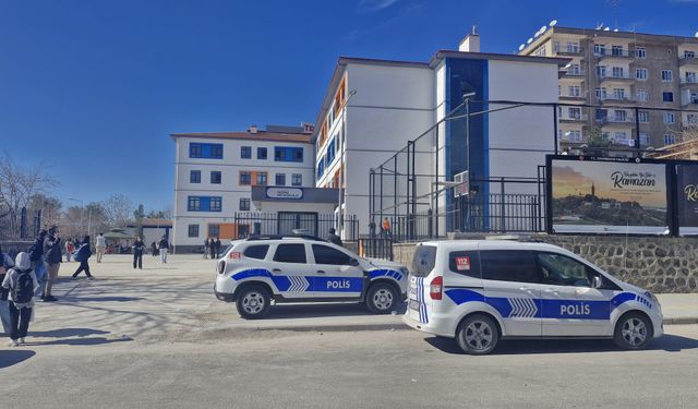 Cıva dökülen sınıftaki 14 öğrenci, zehirlenme şüphesi ile hastaneye kaldırıldı