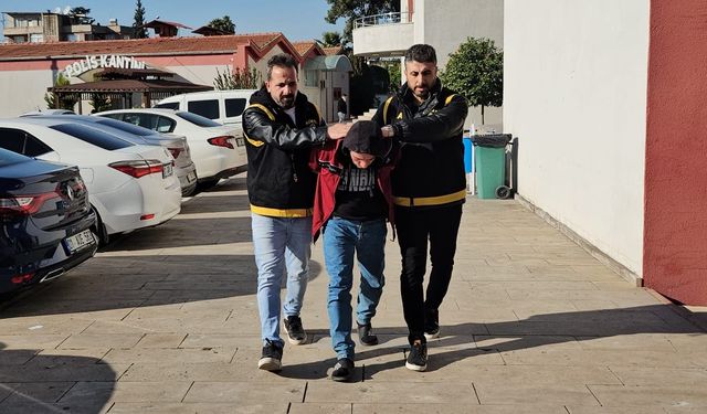 Eşini bıçaklayarak öldürüp, cesedinin başında ağlarken gözaltına alınan şüpheli tutuklandı