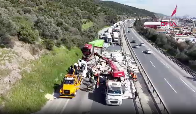 TEM'de lastiği patlayan TIR'a çarpan TIR devrildi: İstanbul yönü ulaşıma kapandı