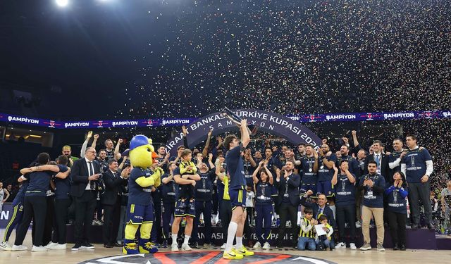 Fenerbahçe Beko kupasını aldı