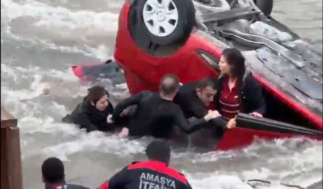 Hafif ticari araçla çarpışan otomobil, nehre uçtu; anne ile kızı yaralı