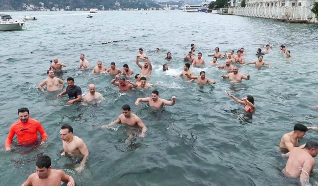 Beşiktaş'ta kansere dikkat için 100 kişiyle denize girdiler
