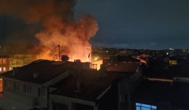 Fatih’te 3 katlı metruk binada yangın; alevler bitişikteki ahşap binaya sıçradı