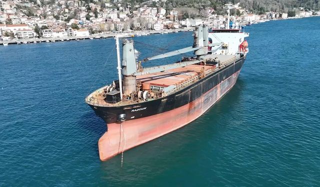 Sarıyer’de fırtınada sürüklenen kargo gemisi Büyükdere açıklarında demirletildi