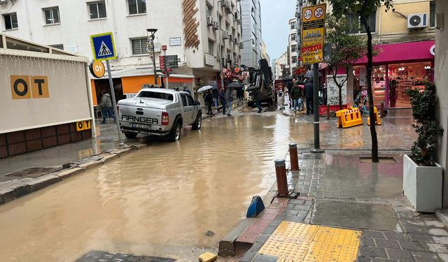 İzmir’de sağanak; yollar su doldu, esnaf mağdur oldu