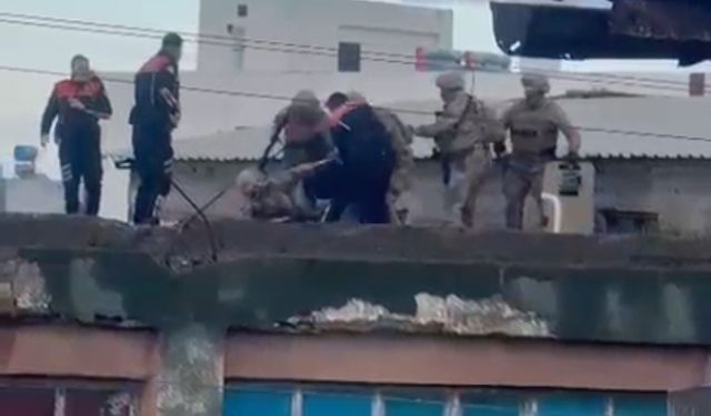 Kız kardeşi hakkında dedikodu yapıldığını iddia edip, tartıştığı 4 kişiyi yaralayan şüpheli tutuklandı