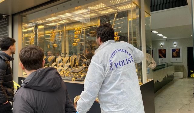 Kar maskeli şüpheliler, kuyumcu çalışanını darbedip 1 kiloya yakın altını alarak kaçtı
