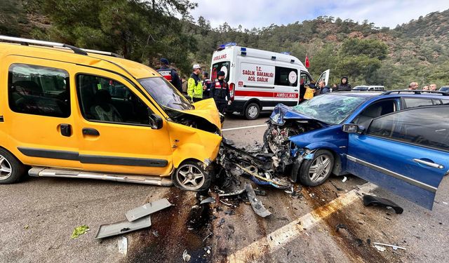 Muğla'da otomobilin, hafif ticari araçla çarpıştığı kazada ölü sayısı 3'e yükseldi