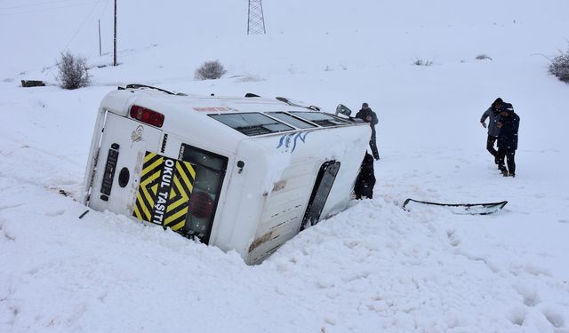 Öğrenci servis minibüsü devrildi: 14 yaralı