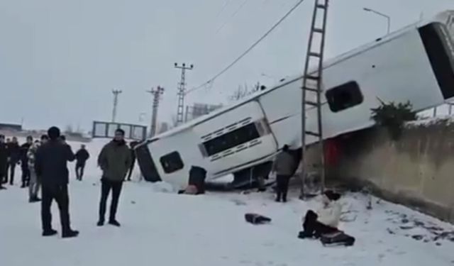 Patnos’ta yolcu otobüsü devrildi: 16 yaralı