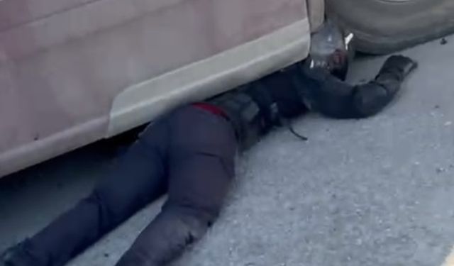 TIR'ın altında sıkışan motosikletin sürücüsünü kaskı ve koruyucu kıyafetleri kurtardı