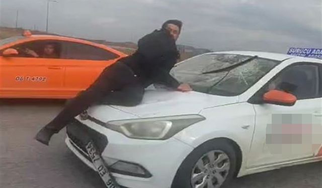 Trafik tartışmasında kaputta sürüklenen sürücü: Düşürmek için zikzak çizdi