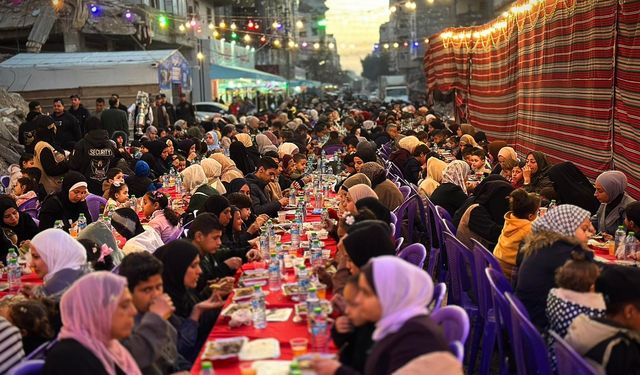 Türk Kızılay Gazze’deki Filistinliler için sokak iftarı düzenledi
