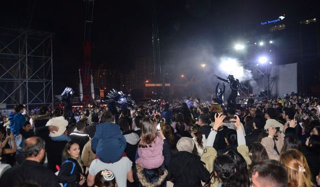 25’inci Uluslararası Adana Tiyatro Festivali, renkli kortejle ‘Perde’ dedi