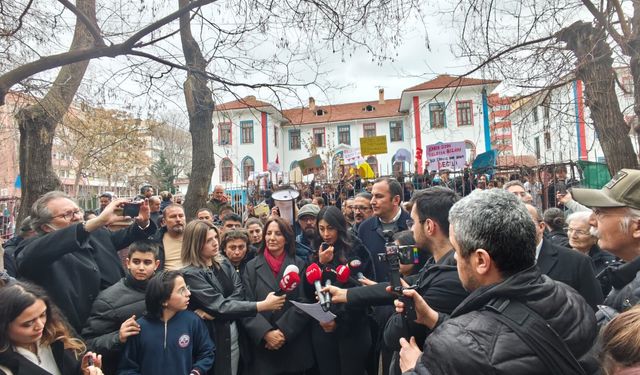 Ankara'da okul binasının devredilmesine tepki gösteren öğrenci ve velilerden basın açıklaması