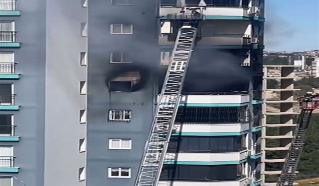 Baba ile bebeğinin kurtarıldığı yangını, komşuları çıkarmış