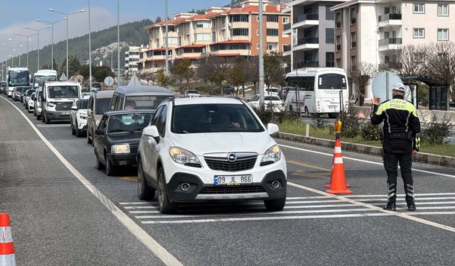 Bayram öncesi Muğla'ya tatilci akını; araç kuyrukları oluştu