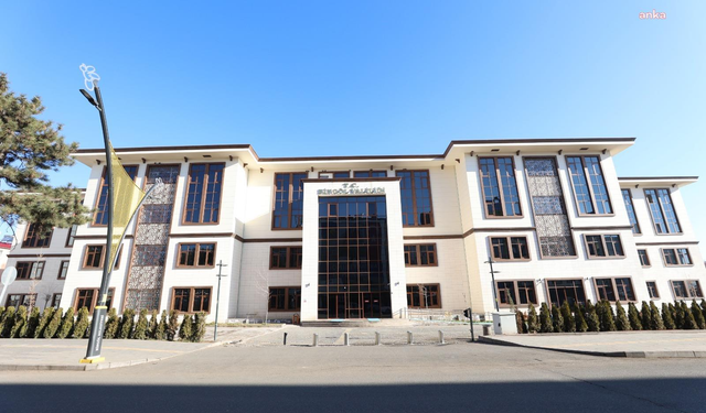 Sınıfta sıkılan kar spreyinden etkilenen 30 öğrenci hastaneye kaldırıldı