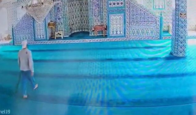 Cezaevinden izinli çıktı, girdiği 3 camideki ses sistemlerini sopayla kırıp söktü