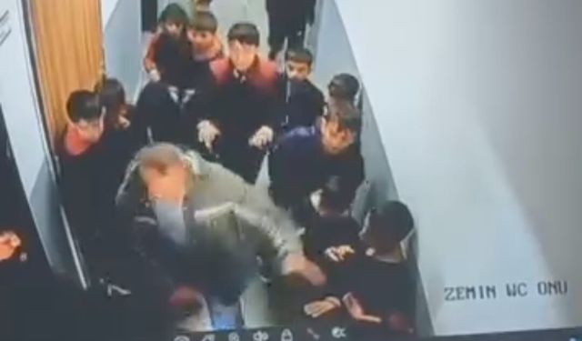 Çocuğuna kar topu atan öğrenciyi darbetti