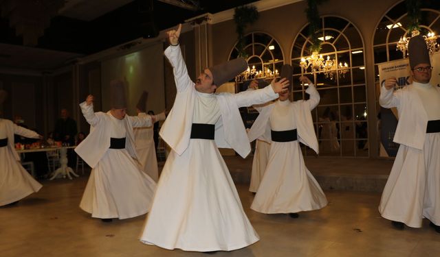 Down sendromlu çocukların semazen ve zeybek gösterisi beğeni topladı