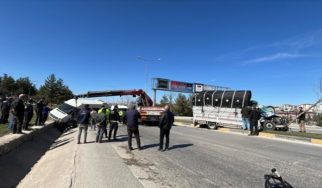 Gaziantep’te kamyonet ile minibüs çarpıştı: 4 yaralı