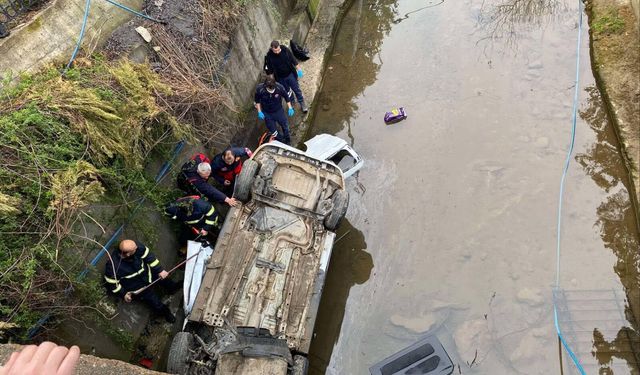 Hafif ticari araç dereye uçtu; 3 ölü, 2 yaralı