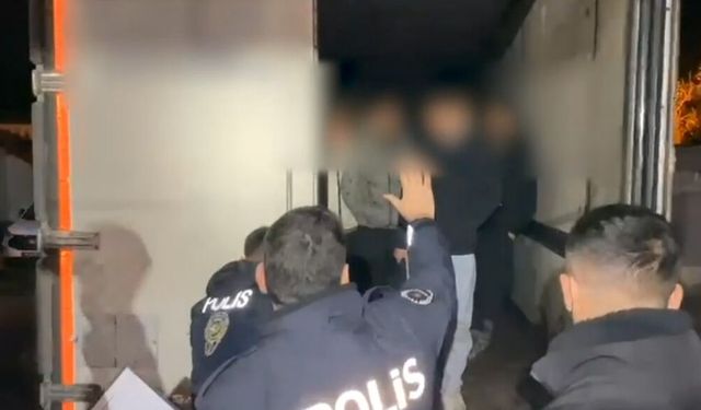 İran sınırından Türkiye'ye giren kaçak göçmenler, TIR'da yakalandı