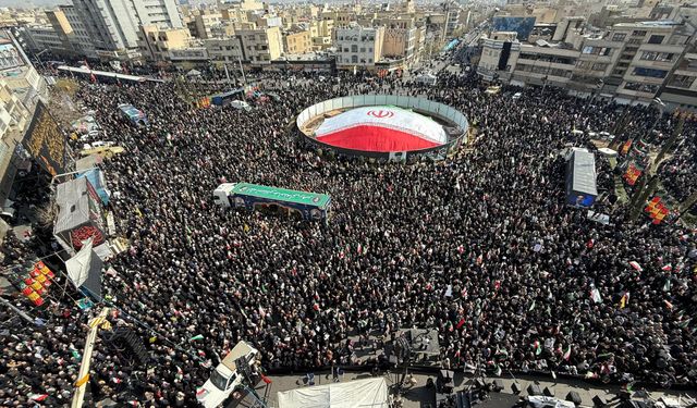 İsrail saldırısında hayatını kaybeden Laricani için cenaze töreni düzenlendi