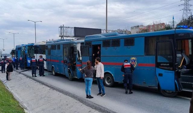 Bağcılar'da 4 cezaevi sevk aracı kaza yaptı; 6'sı jandarma 17 kişi yaralandı
