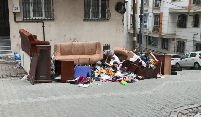 Esenyurt'ta evden çıkarmak istediği kiracısının eşyalarını sokağa attı