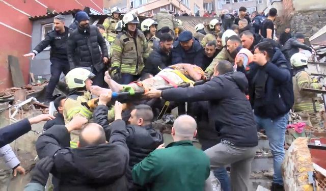 Fatih’te doğal gaz kaynaklı patlamada 2 bina çöktü; 9 kişi kurtarıldı