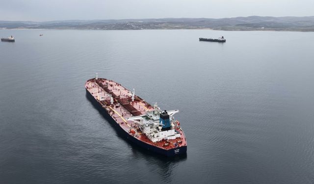 Karadeniz'de saldırıya uğrayan petrol tankeri Türkeli Demirleme Sahası'na çekildi