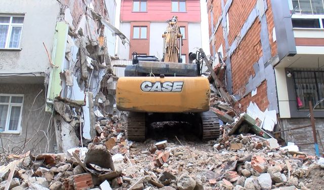 Küçükçekmece'de iş makinesi yıkım sırasında yandaki apartmanın duvarını yıktı: Ev sallanıyor